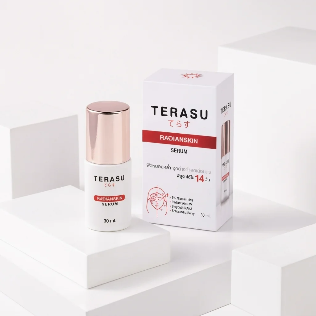 ขวดและกล่องเซรั่ม TERASU บนแท่นสีขาว