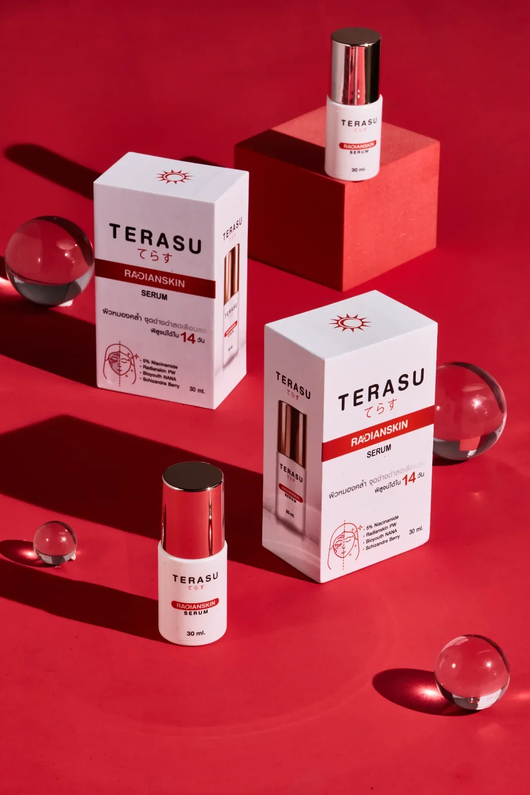 เซรั่ม TERASU หลายกล่องจัดวางบนพื้นสีแดง