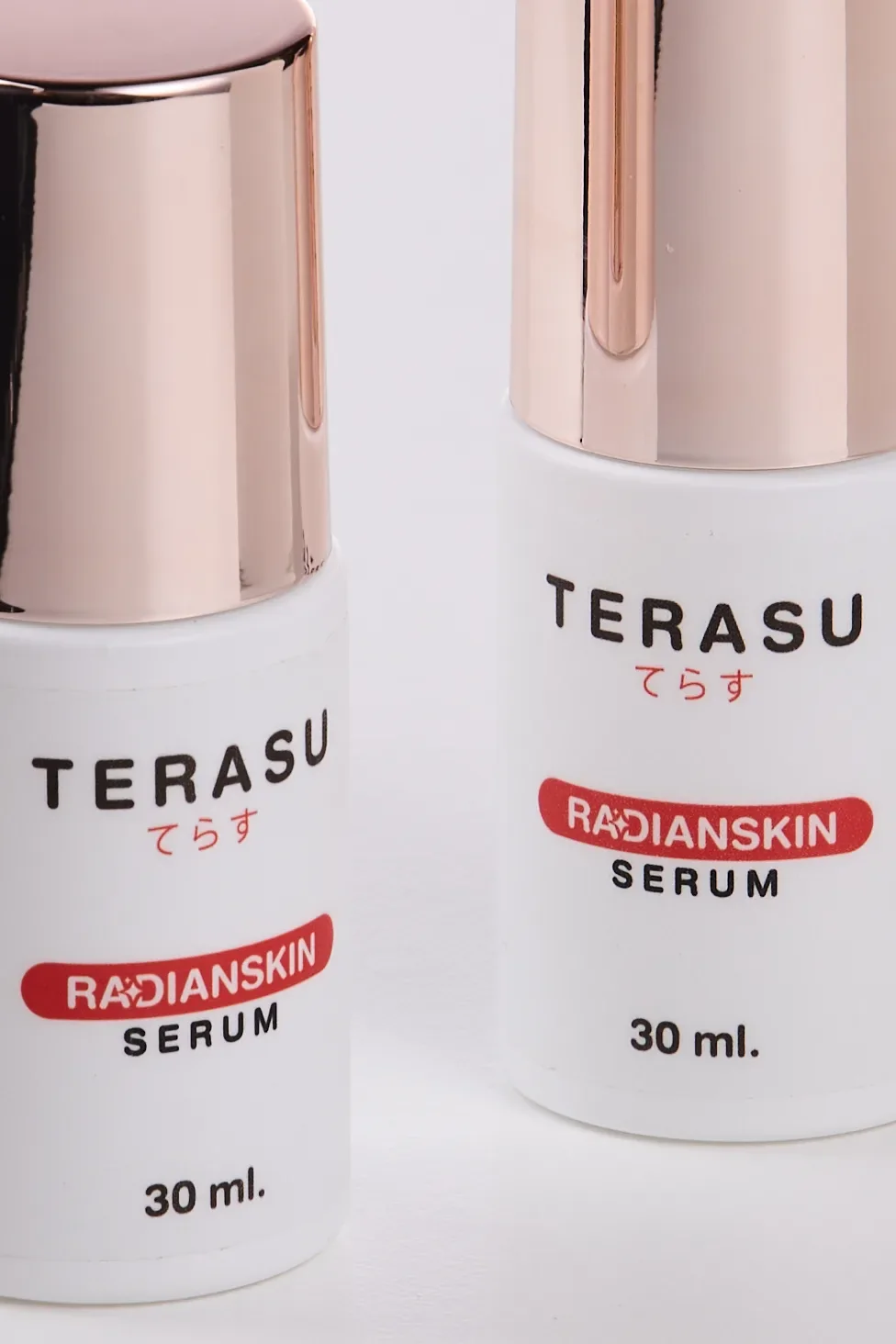 ขวดเซรั่ม TERASU Radianskin สองขวดถ่ายระยะใกล้
